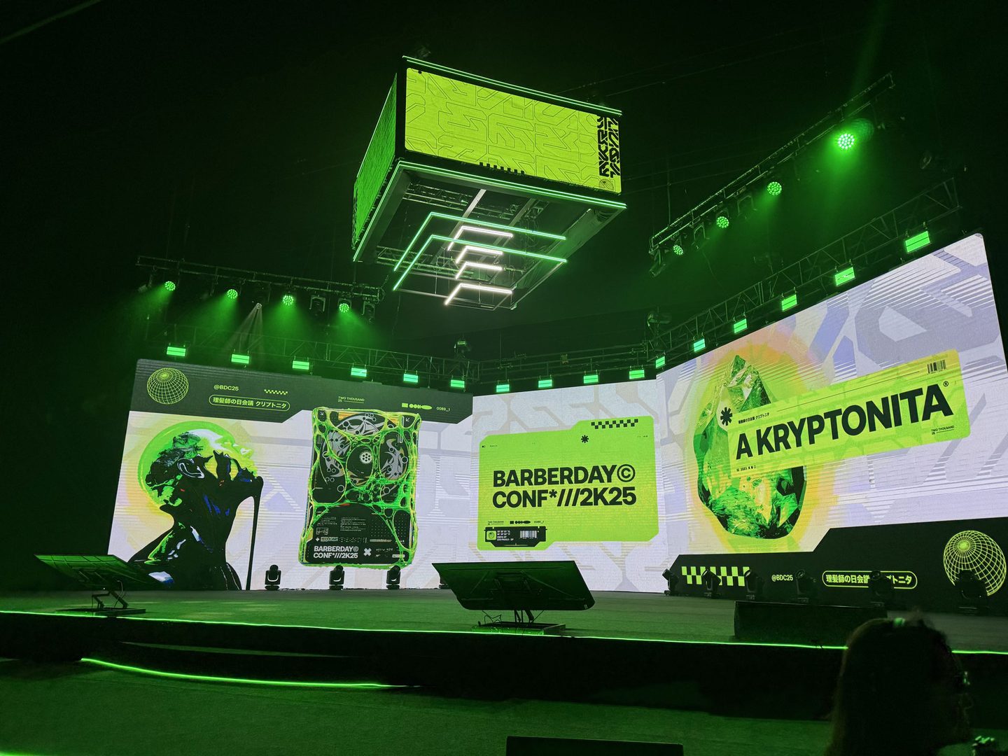 Stand corporativo com iluminação profissional LED em destaque em feira de negócios