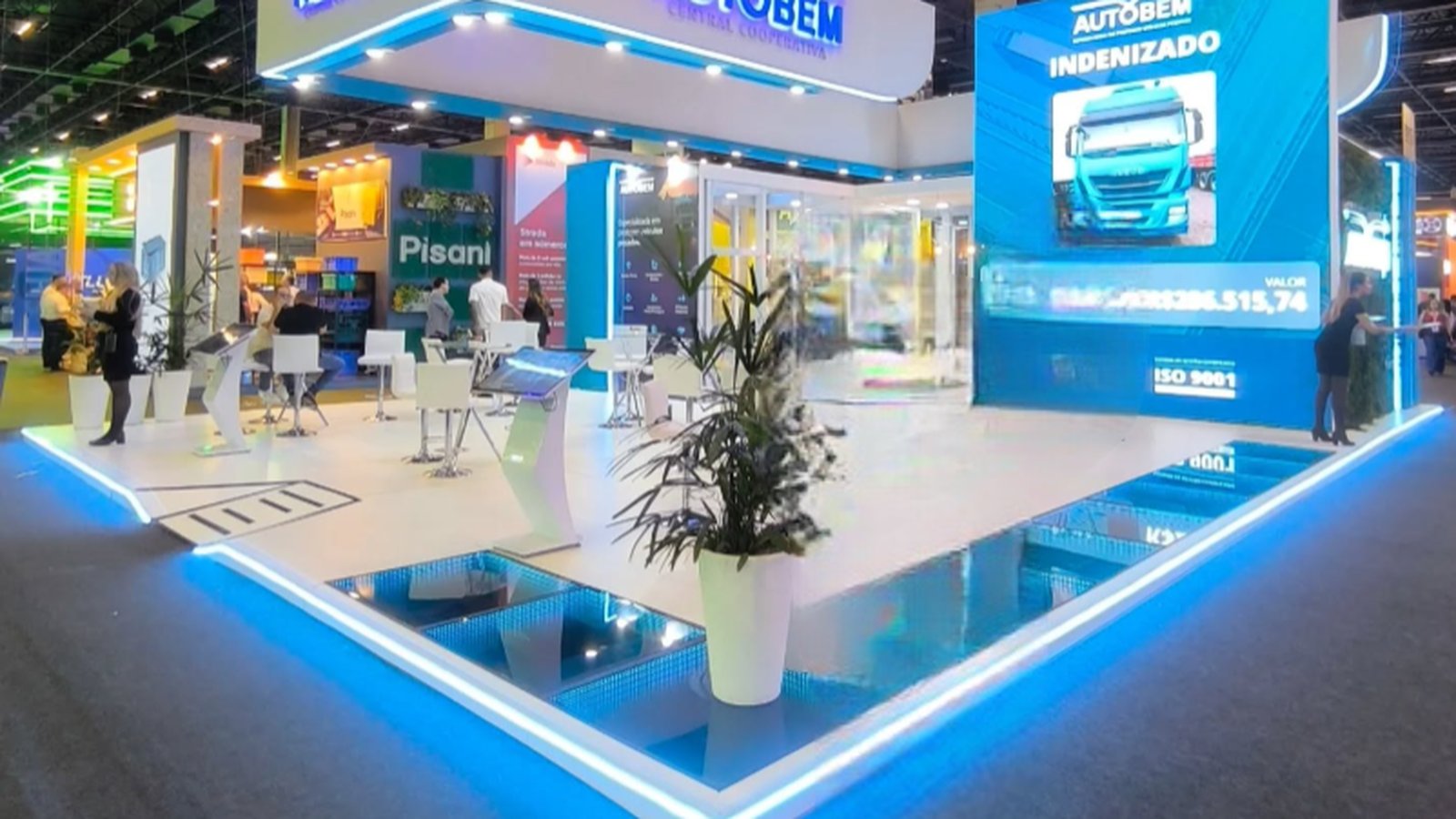Painel LED instalado em stand de evento corporativo com iluminação profissional
