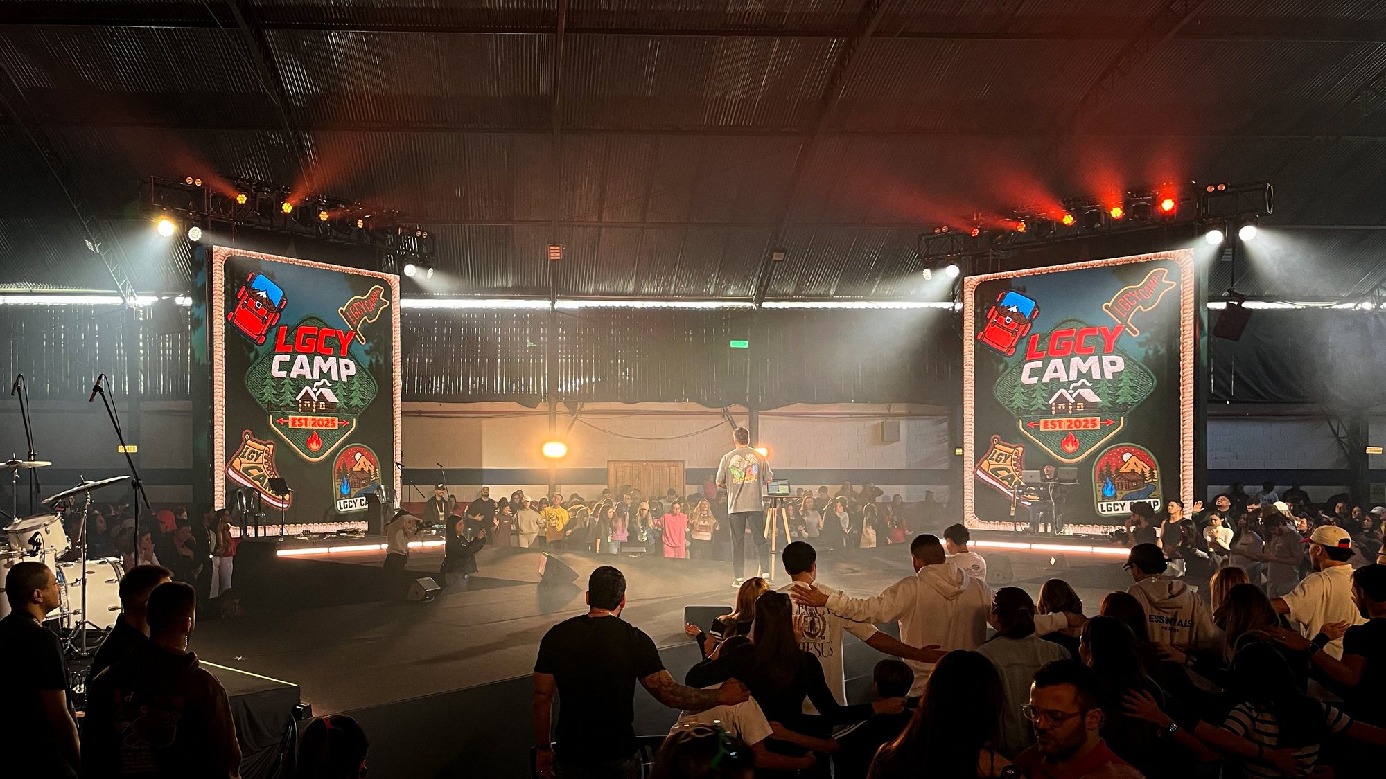 Palco do Acampamento Legacy Lagoinha 2025 (LGCY Camp) com painéis de LED e luz cênica