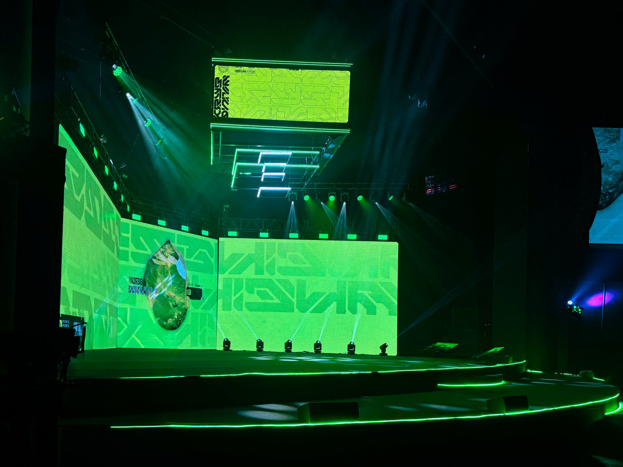 Palco do Barber Day Conference 2025 com parede de LED verde, cubo de LED suspenso e luz cênica na Vibra São Paulo