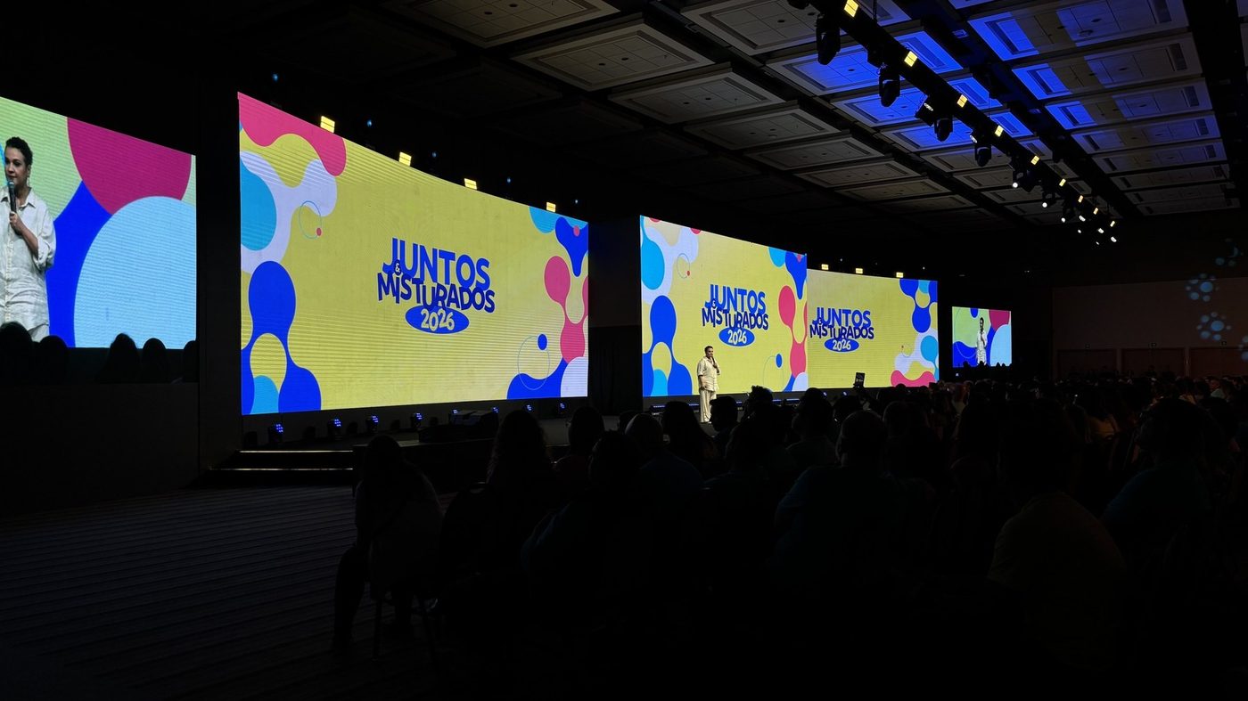 Palco da Convenção Banco do Brasil 2026 com 200 m² de LED curvo e iluminação cênica no Royal Palm Campinas