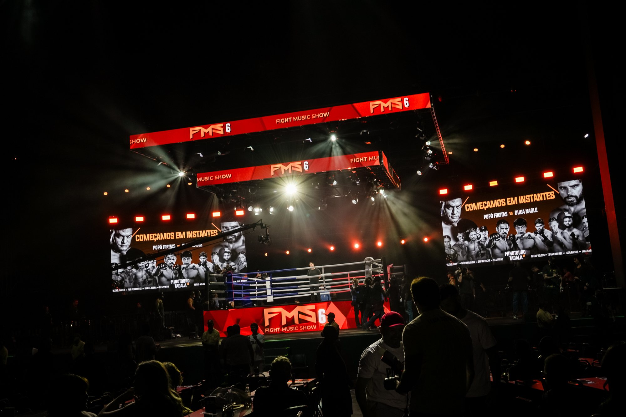 Ringue do Fight Music Show 6 com estrutura de LED e luz sobre o palco da Vibra São Paulo