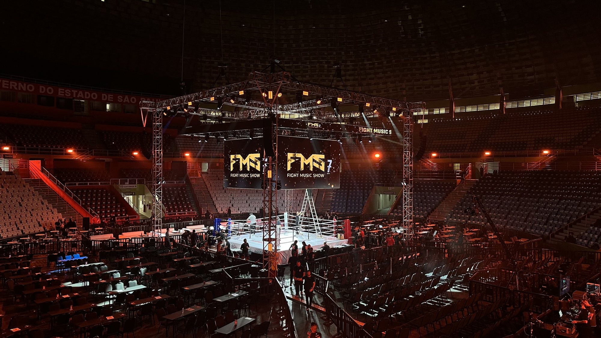 Ringue do Fight Music Show 7 com cubo de LED suspenso no Ginásio do Ibirapuera