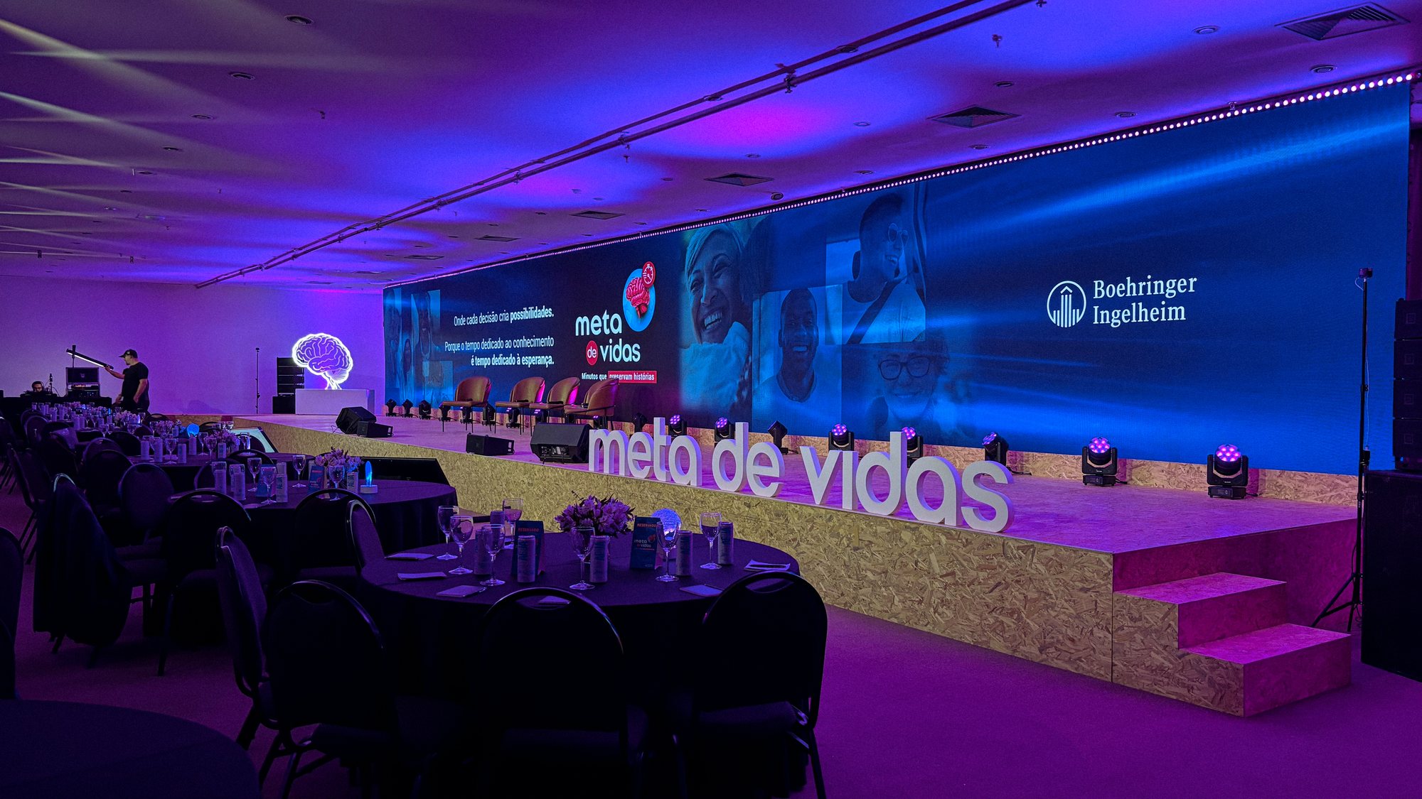 Palco de 20 metros com LED contínuo no evento Metalyse, no Hotel Tivoli Mofarrej
