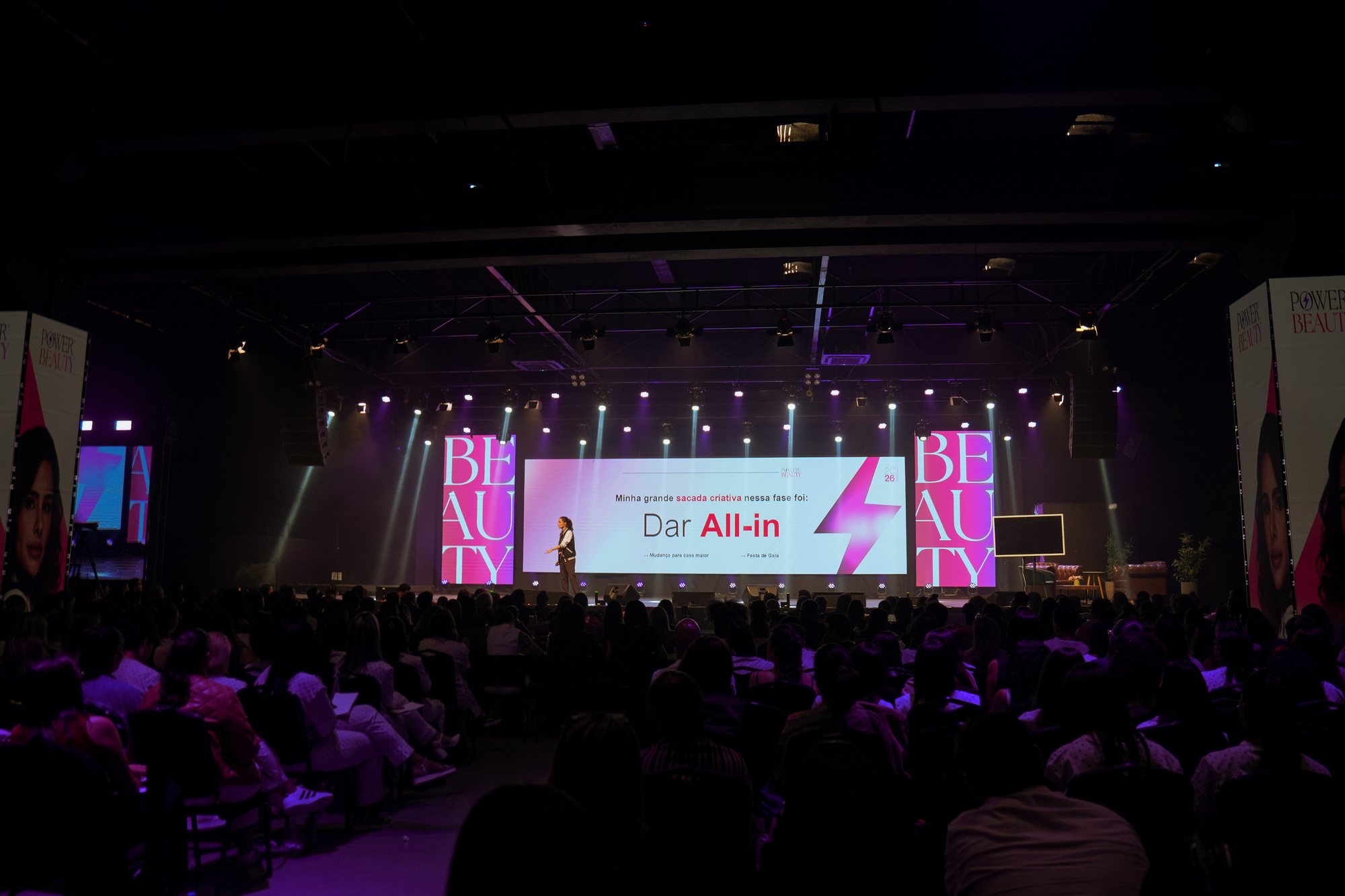 Palco da Natalia Beauty 2026 com colunas de LED e plateia na Igreja Batista Atitude Alphaville