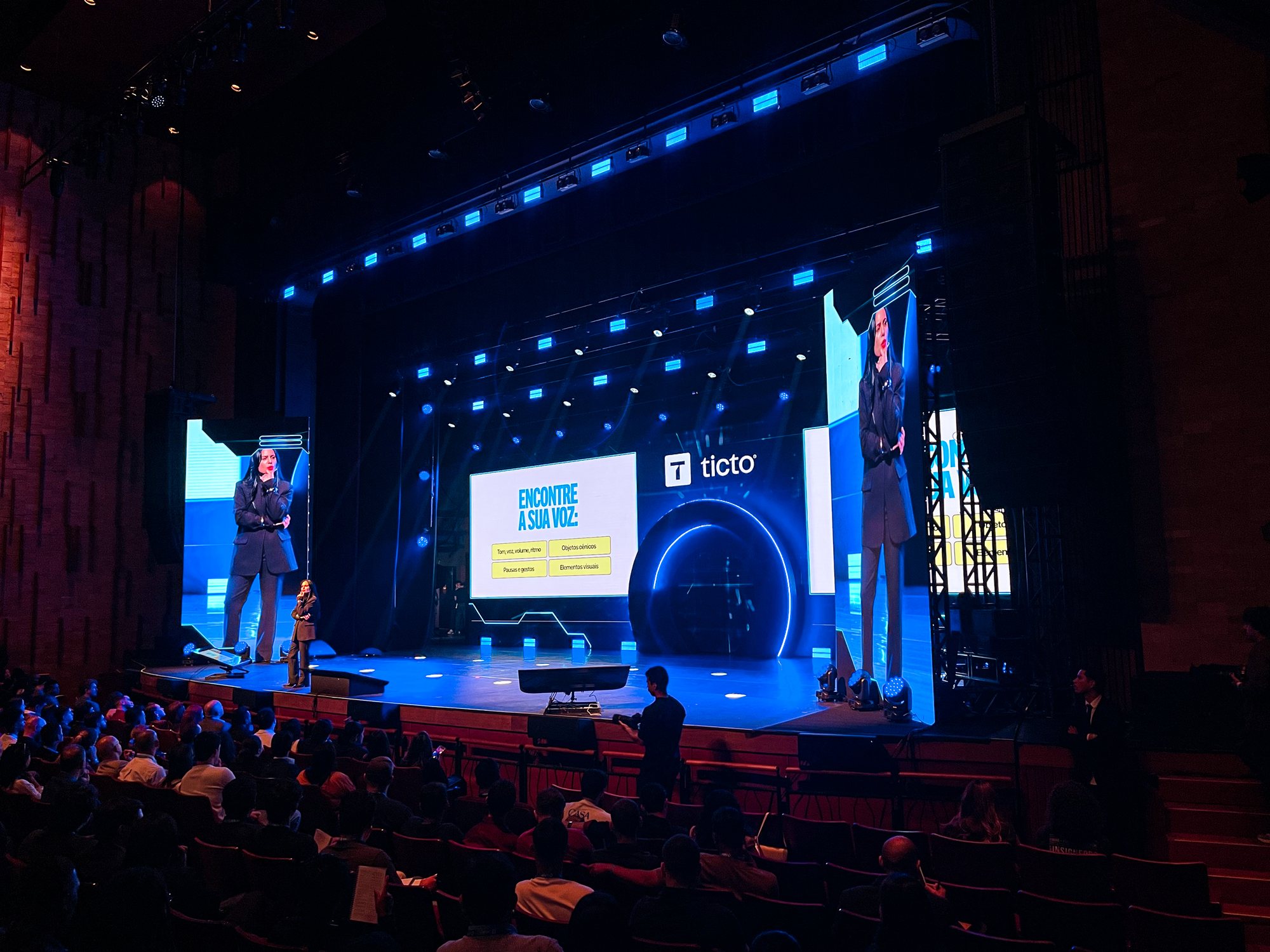 Palco do Outlier Experience 2.0 no Teatro Bradesco com LED recortado e luz azul