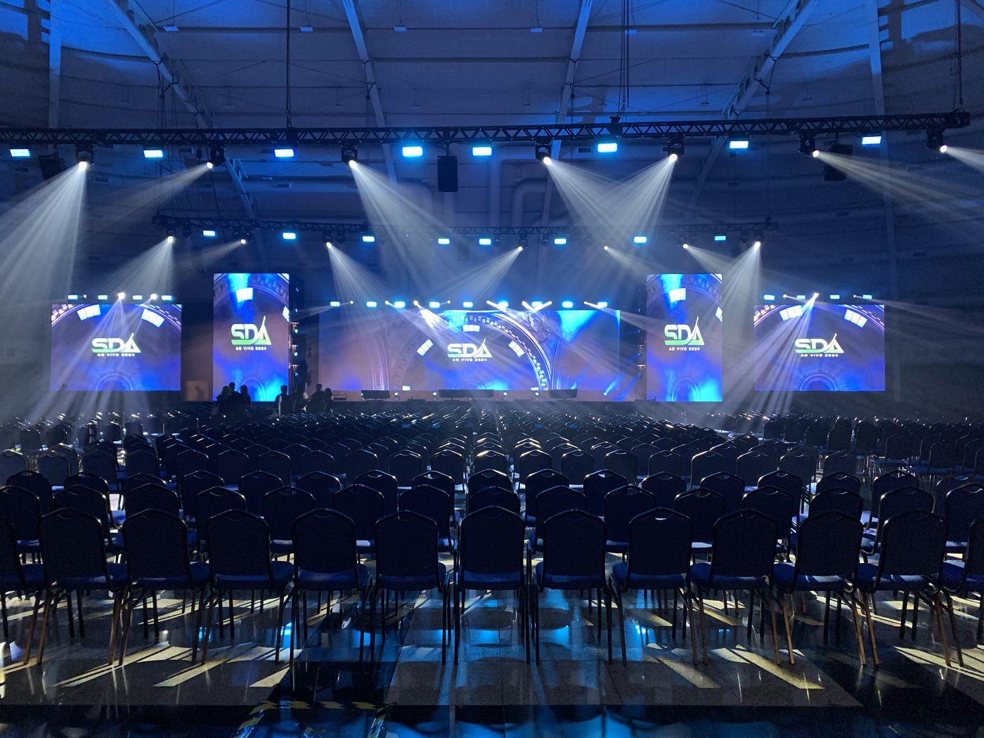 Palco do SDA Ao Vivo 2024 com painéis de LED em composição alternada