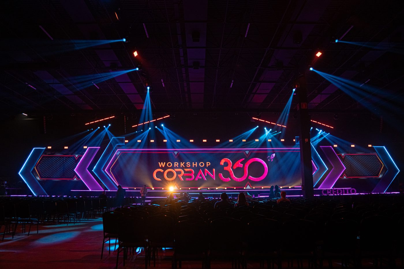 Palco principal do Workshop Corban 360 com painéis de LED e iluminação de beam azul