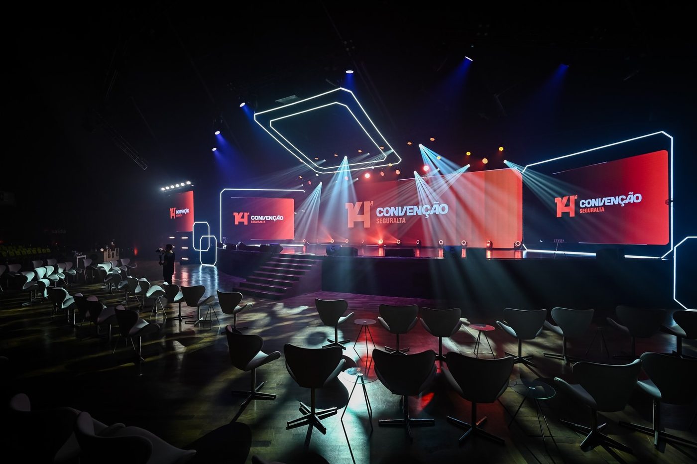 Palco do Zanon Summit com 116 m² de painel de LED no Teatro Celso Furtado, São Paulo