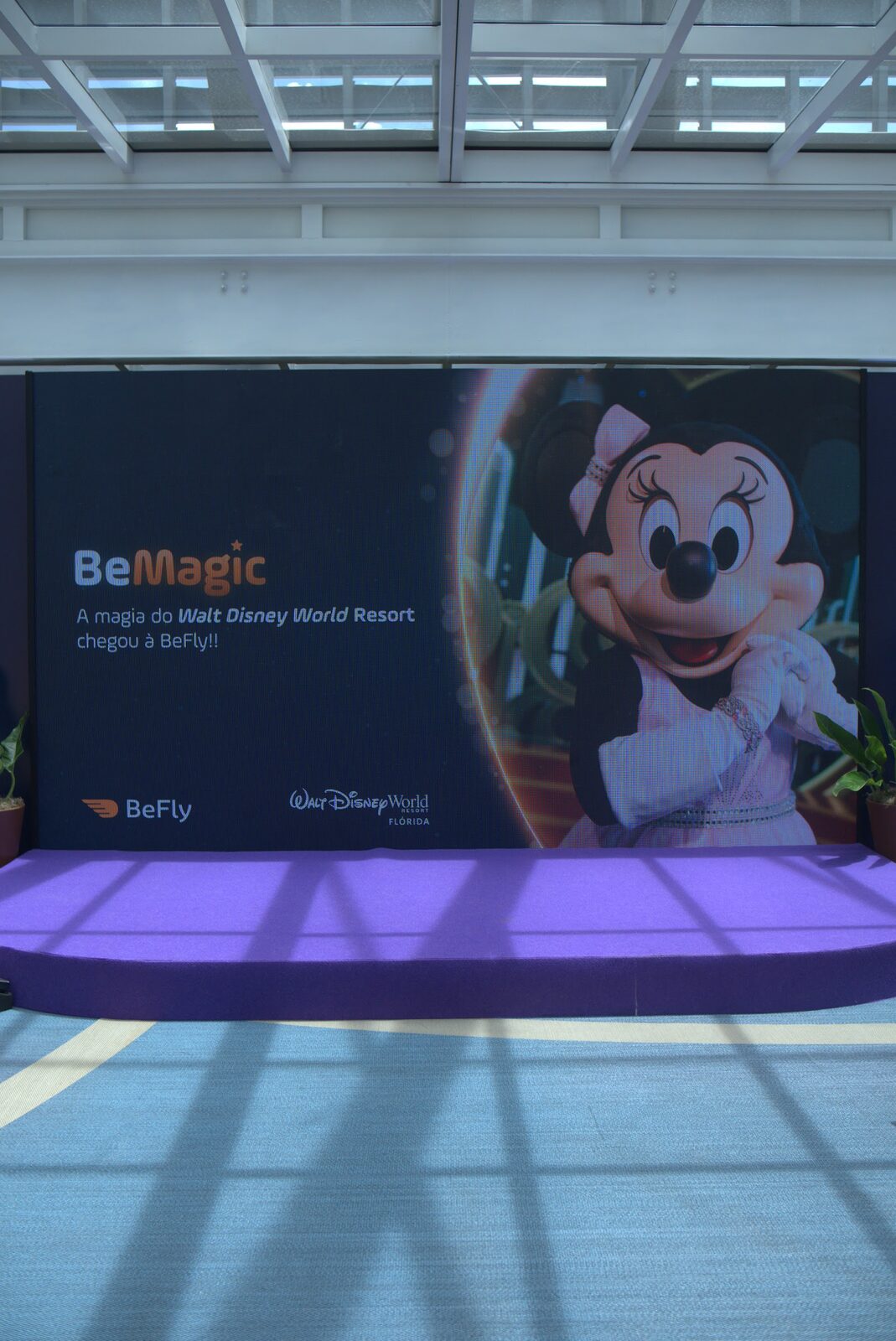 Painel de LED integrado à cenografia de palco corporativo em evento de lançamento