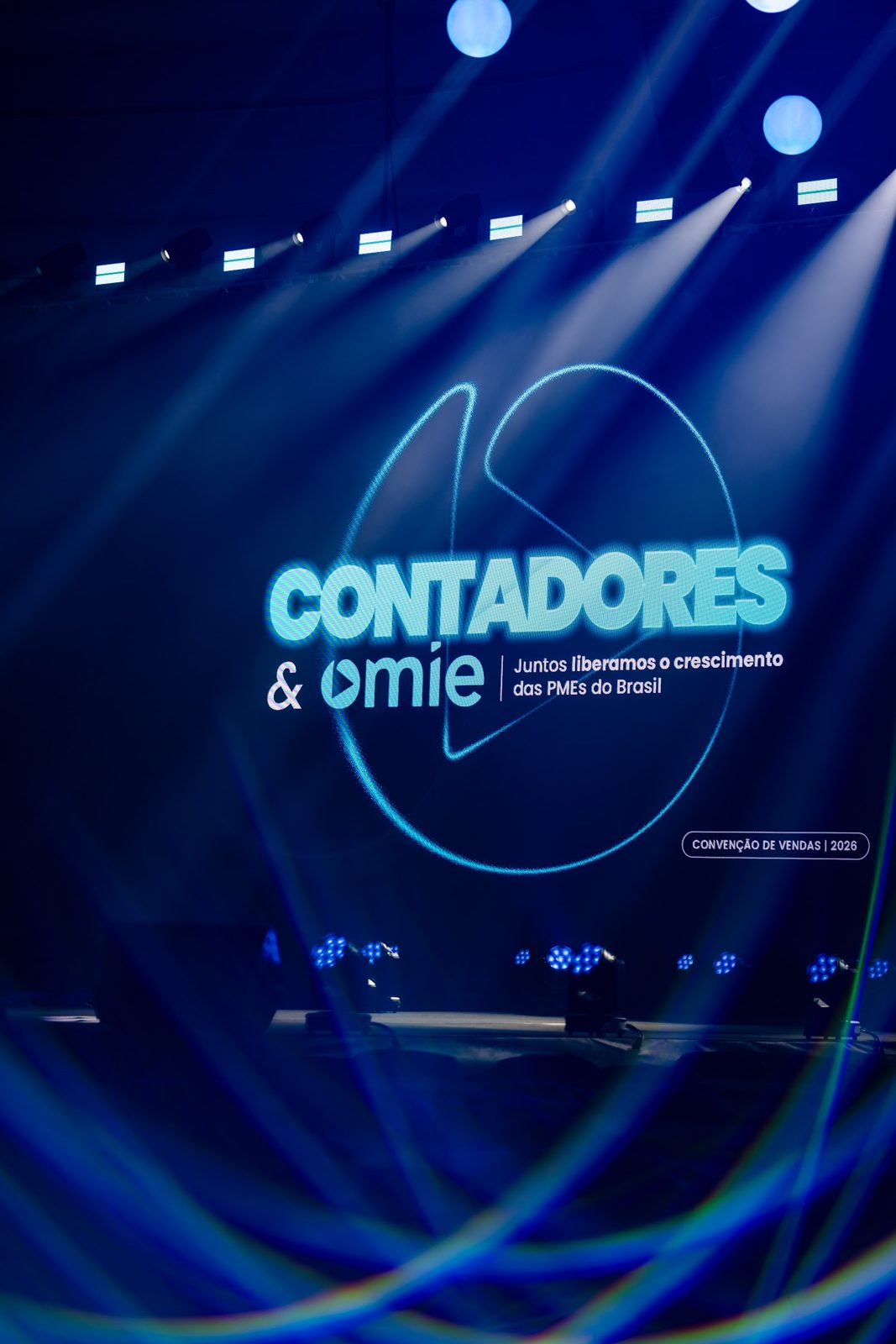 Painel LED vertical com feixes de luz cênica em convenção corporativa